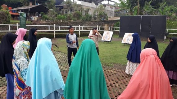 Belajar Memanah Bersama Santri Rumah Quran PPA