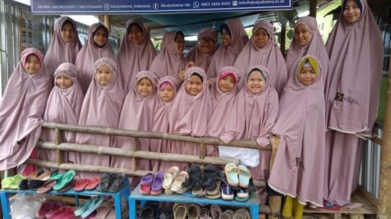 Mukena Baru untuk Santri RQ PPA Pagar Alam